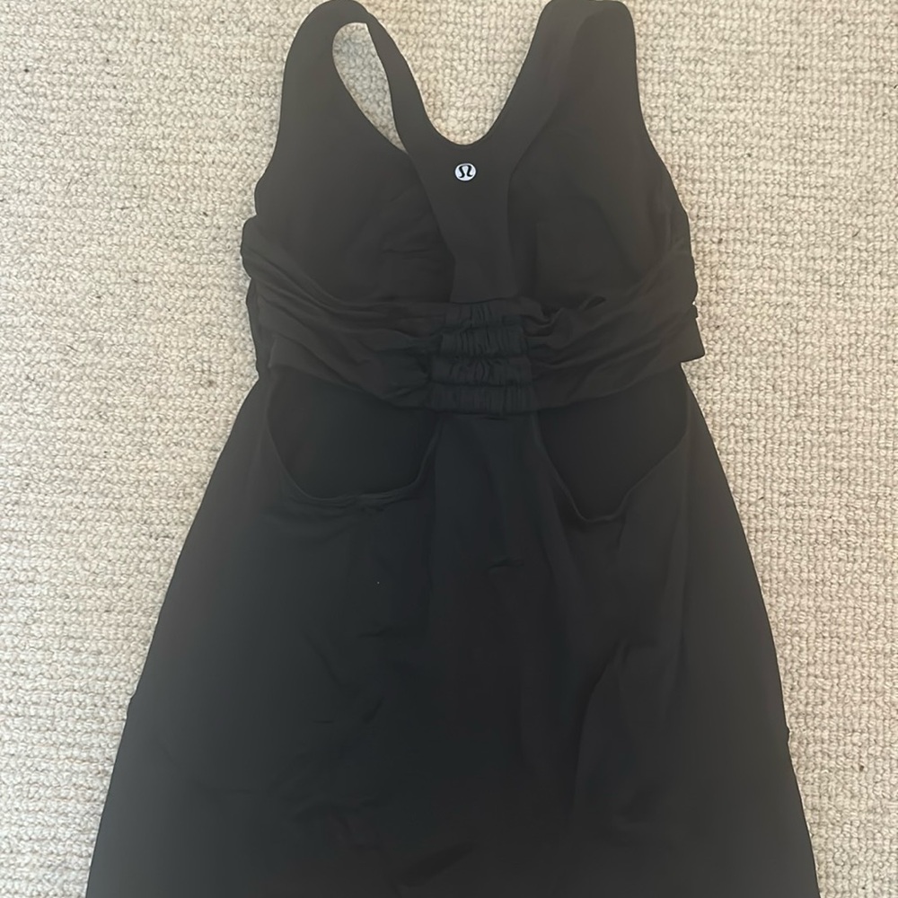 Black lulu-lemon tank top.